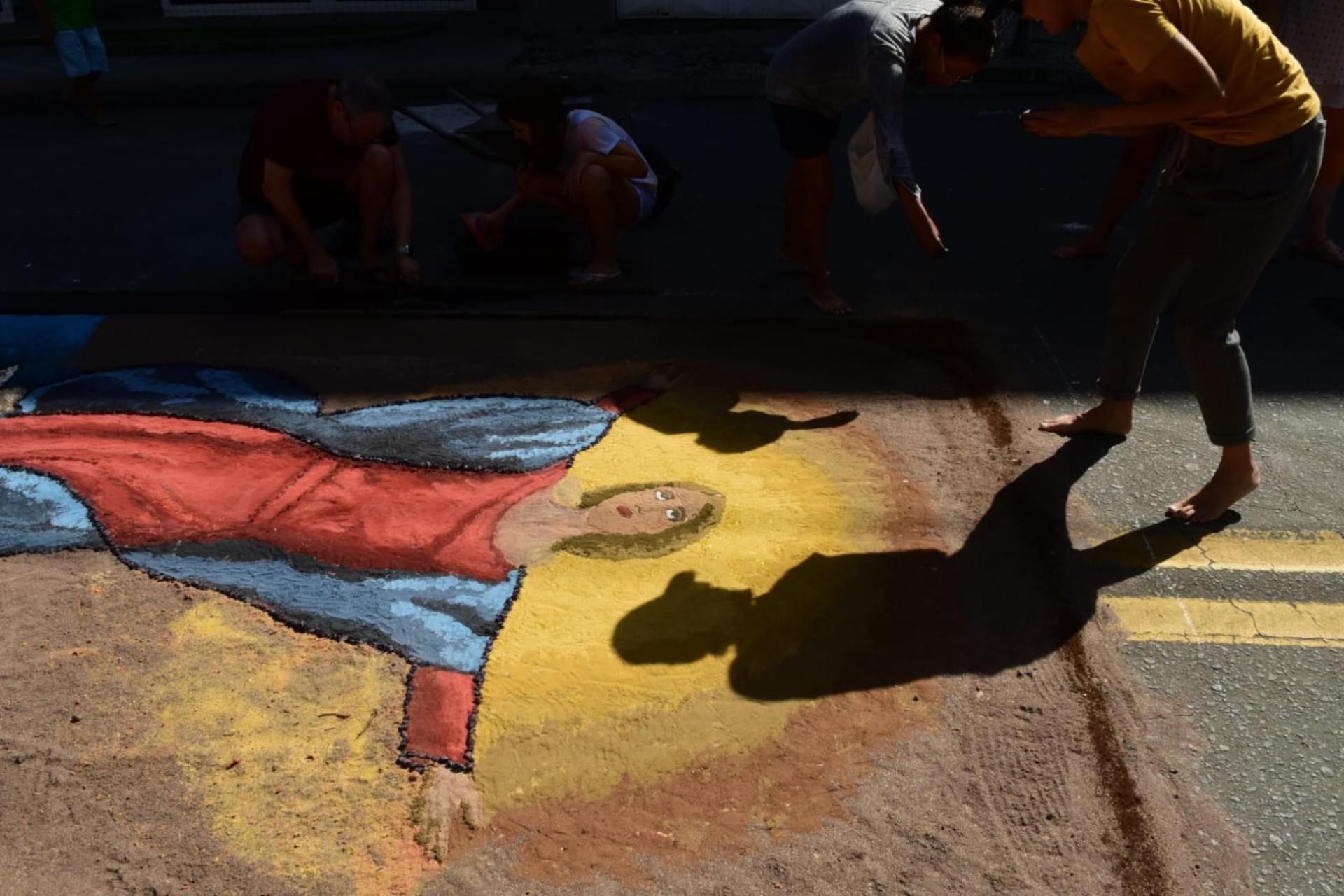 Tapetes de Corpus Christi na rua da Igreja de São Francisco, em Jardim da Penha