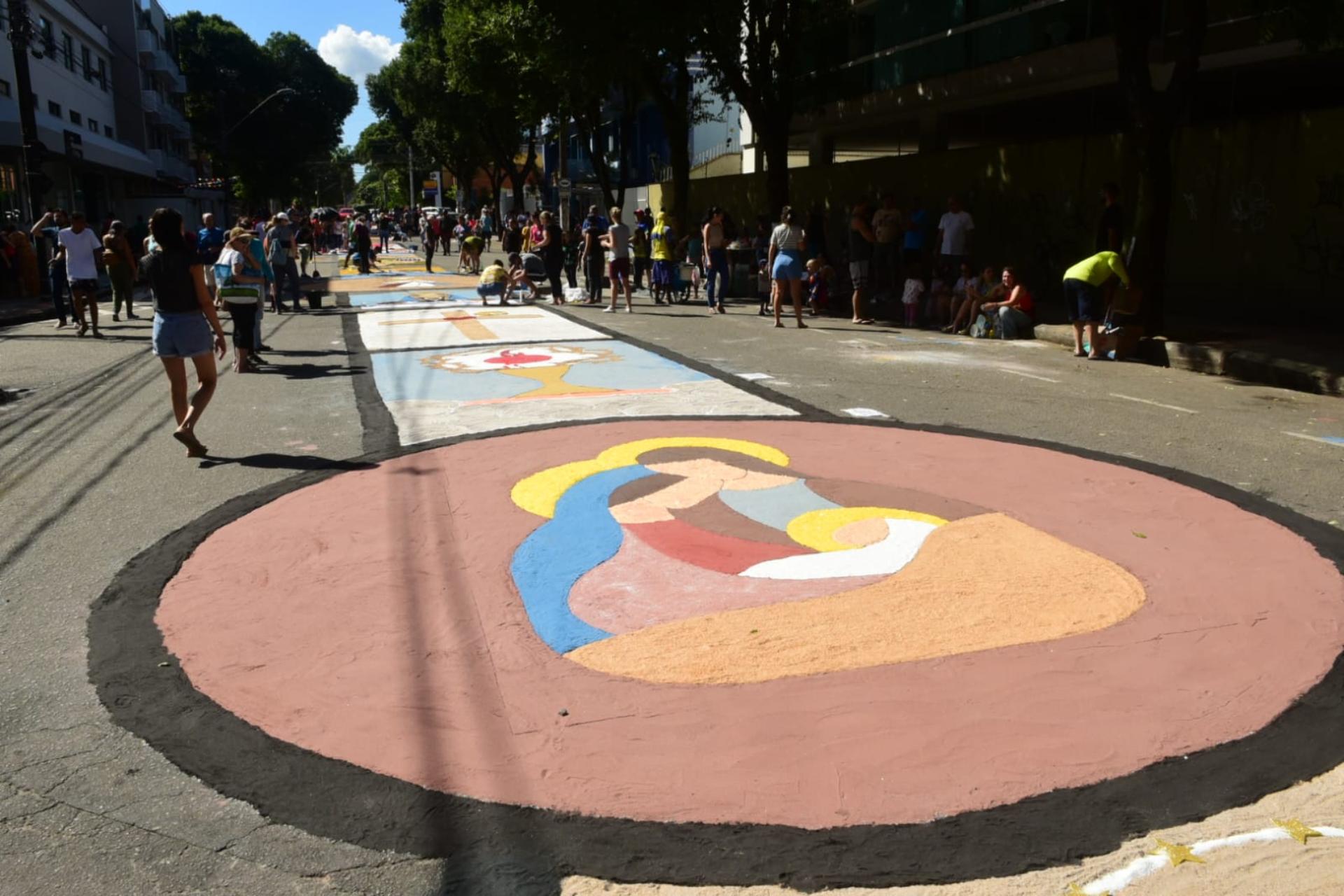 Tapetes de Corpus Christi na rua da Igreja de São Francisco, em Jardim da Penha