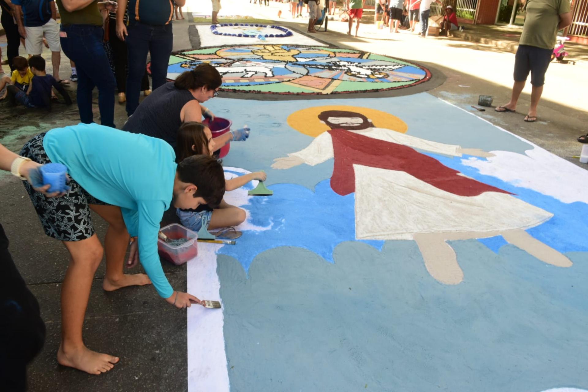 Tapetes de Corpus Christi na rua da Igreja de São Francisco, em Jardim da Penha