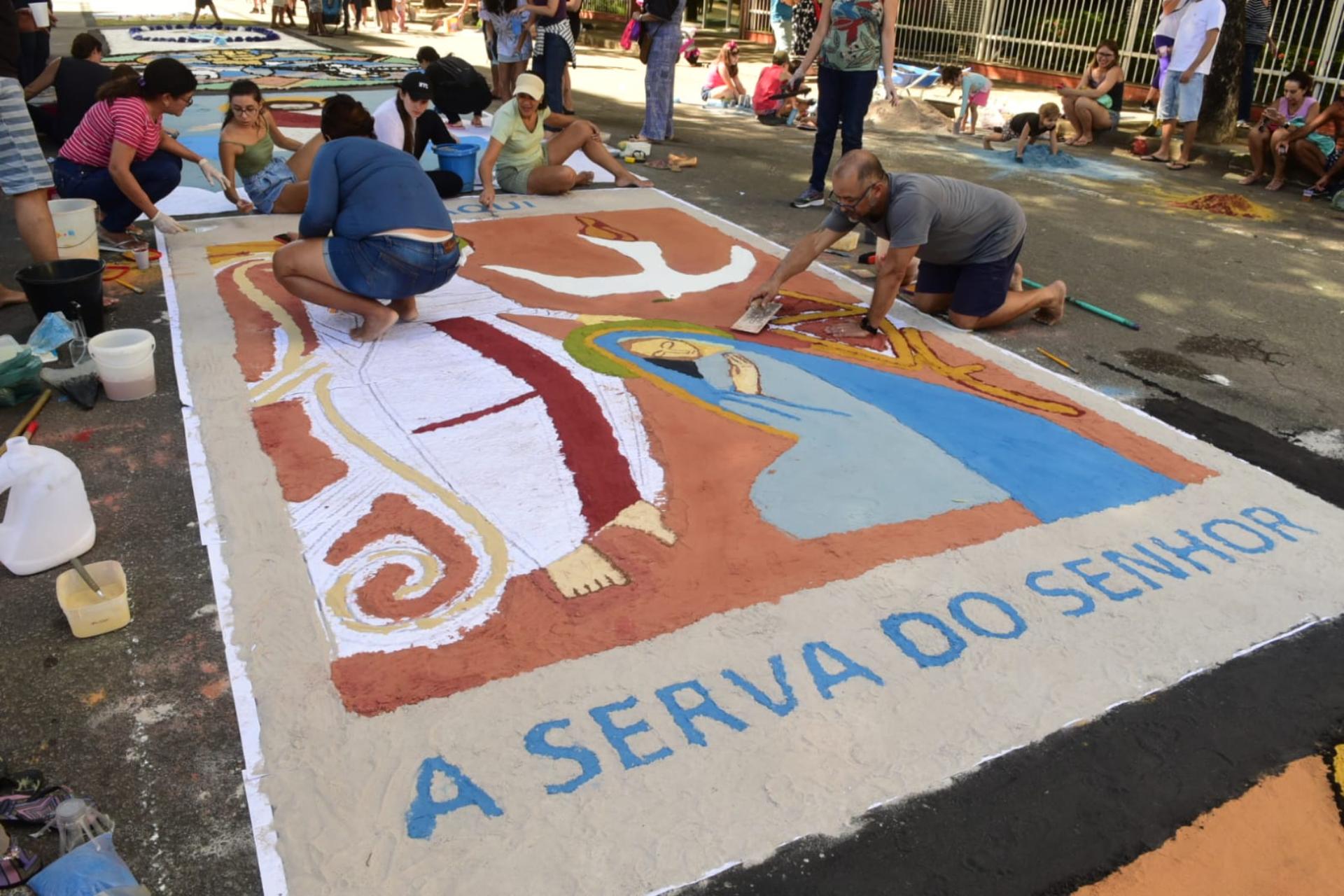 Tapetes de Corpus Christi na rua da Igreja de São Francisco, em Jardim da Penha