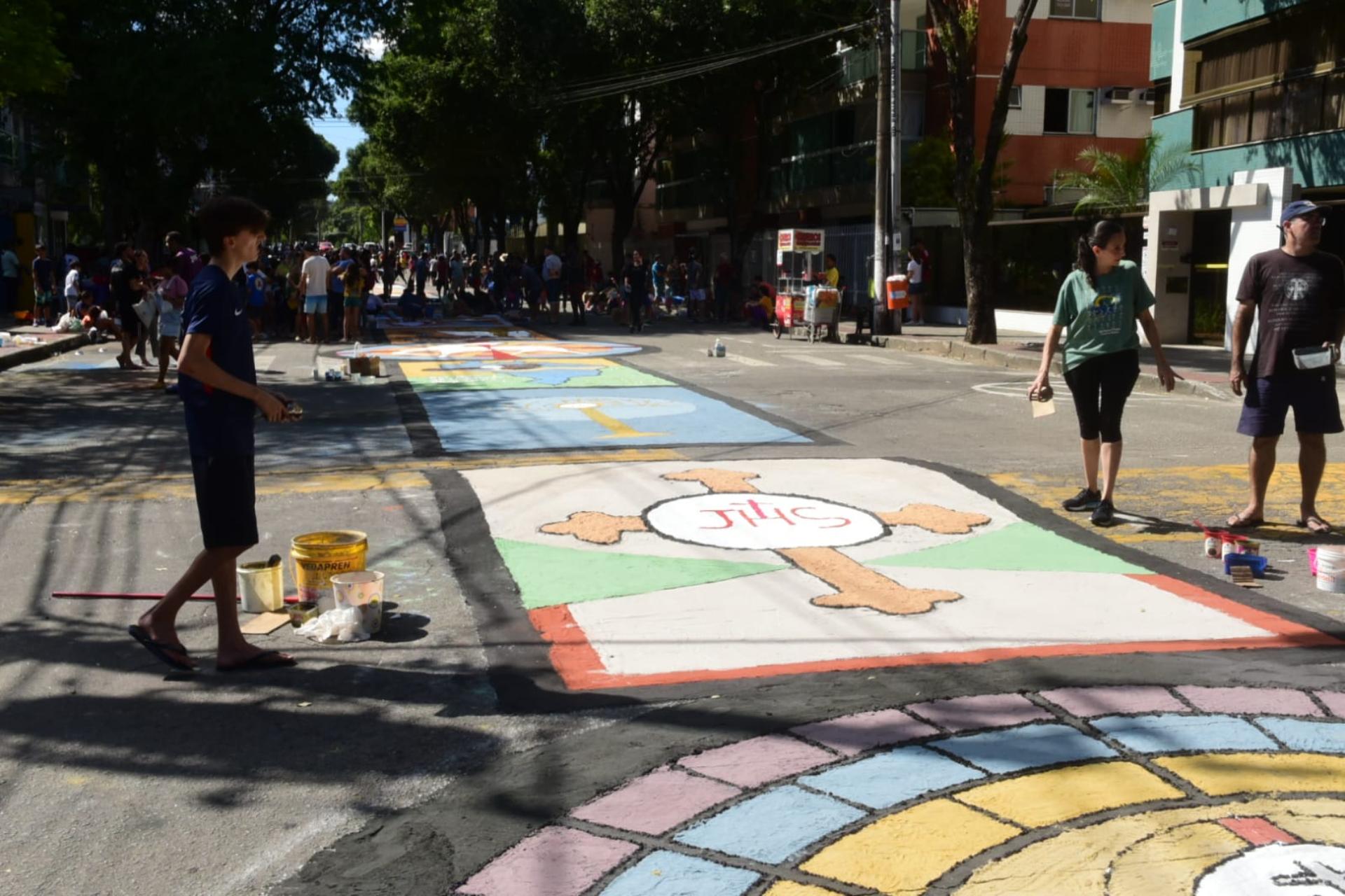 Tapetes de Corpus Christi na rua da Igreja de São Francisco, em Jardim da Penha