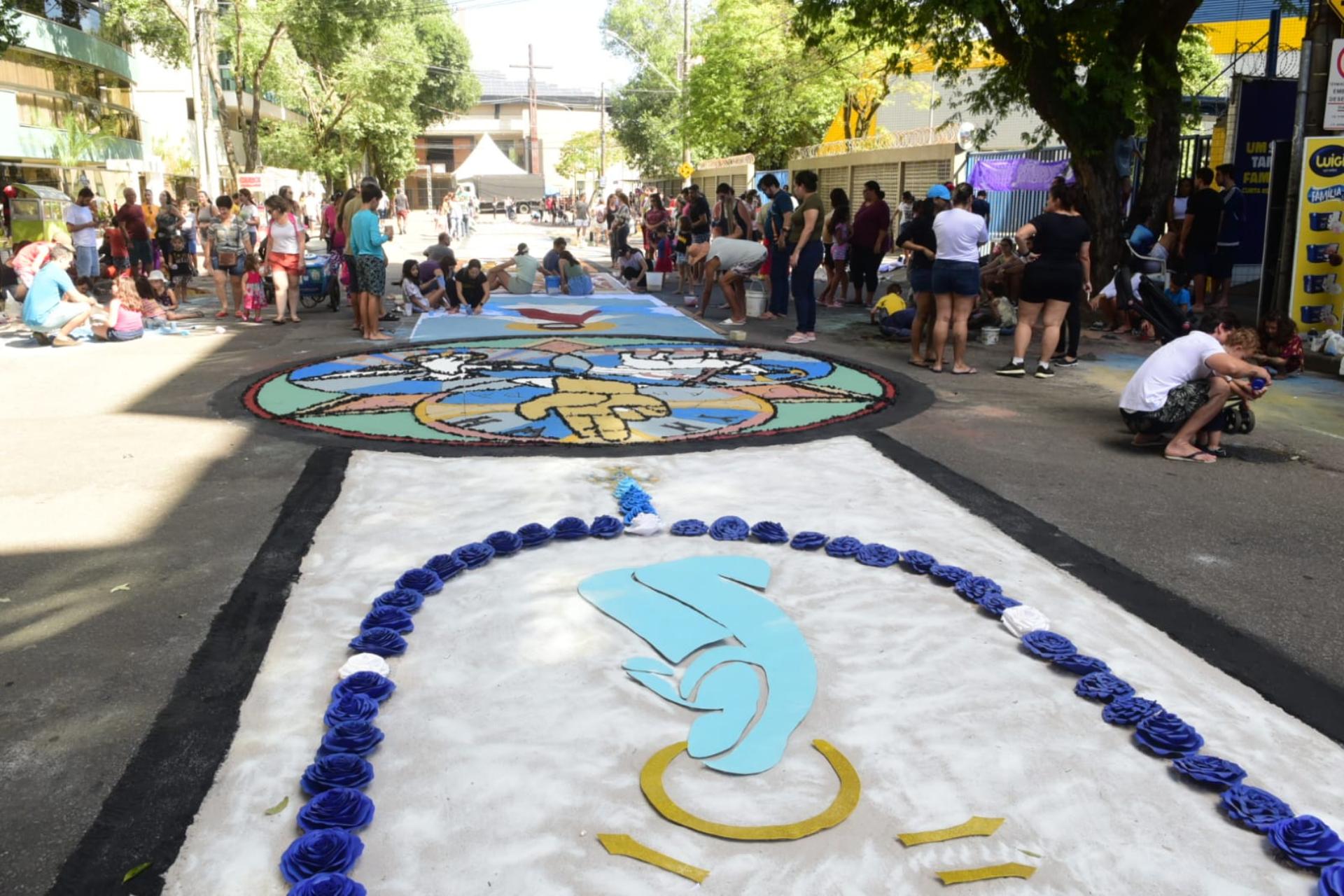 Tapetes de Corpus Christi na rua da Igreja de São Francisco, em Jardim da Penha