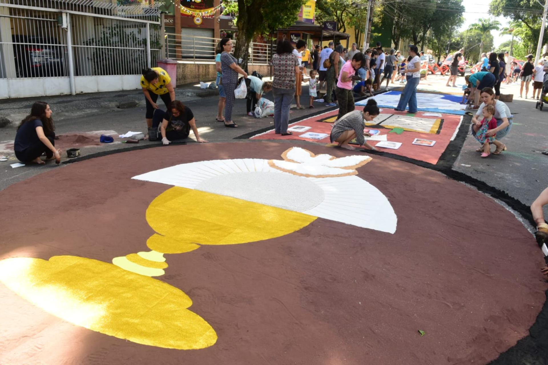 Tapetes de Corpus Christi na rua da Igreja de São Francisco, em Jardim da Penha