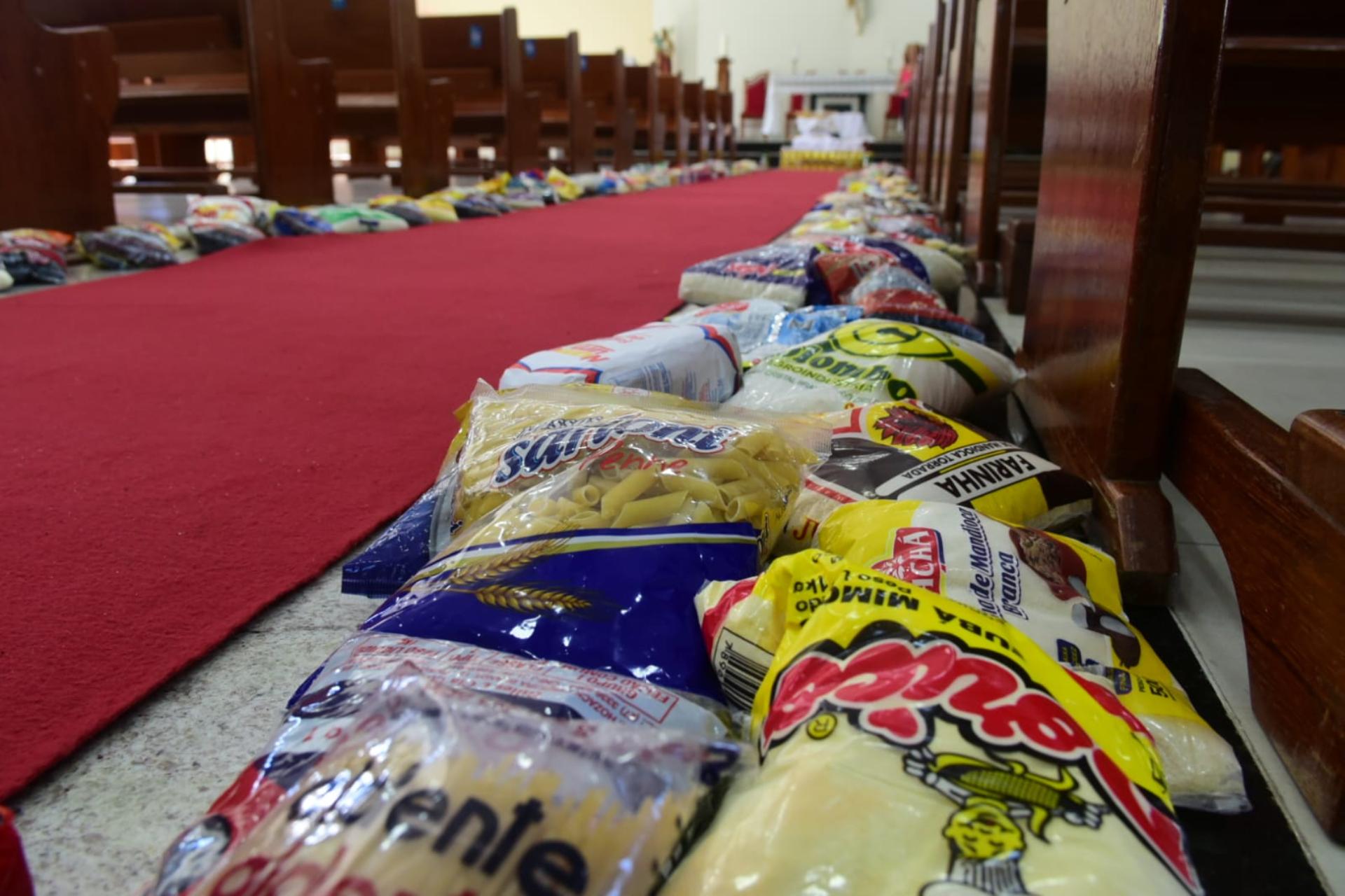 Na parte interna da igreja Católica do bairro Guaranhuns, um tapete de alimentos feito com 25 cestas básicas que foram doadas
