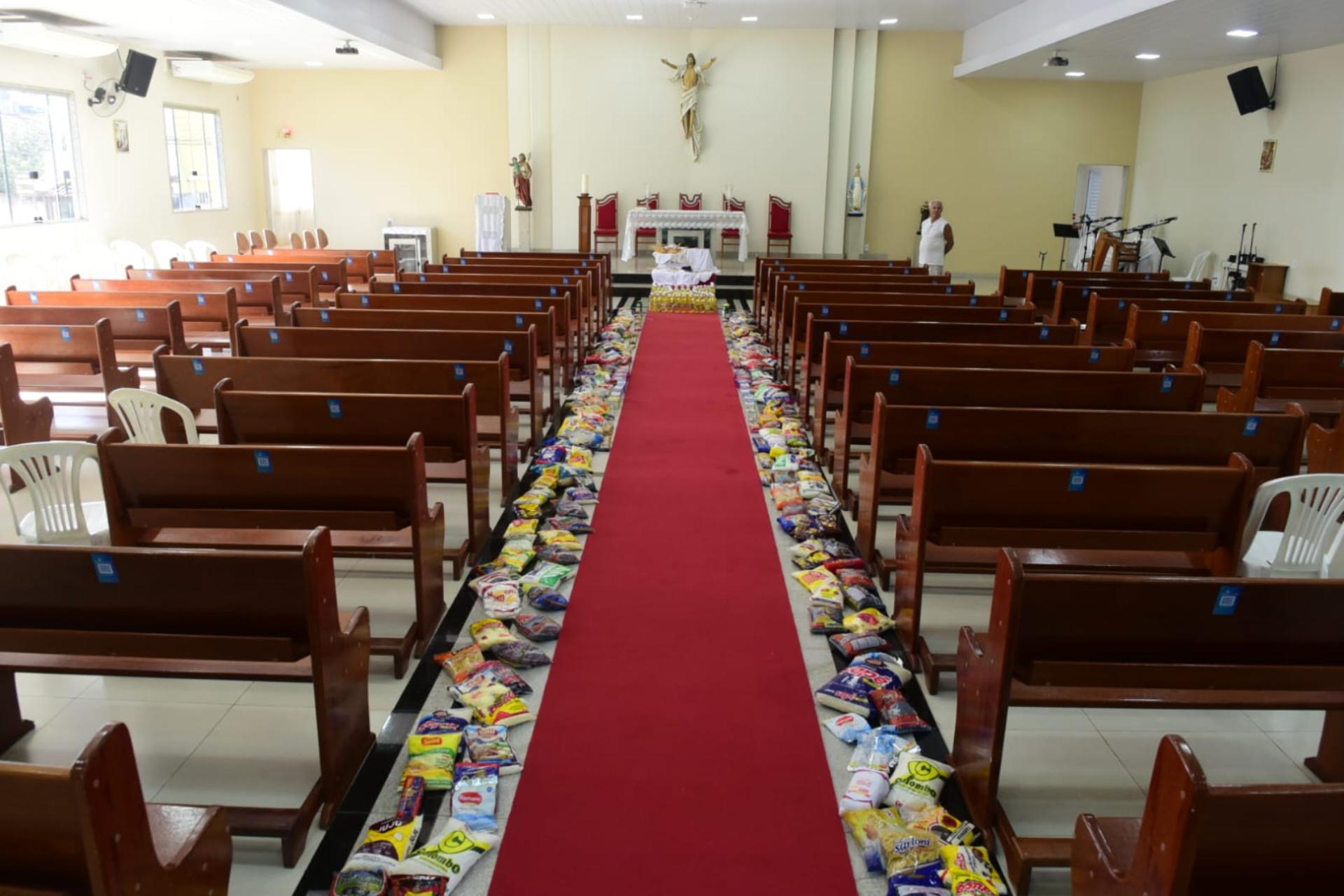 Na parte interna da igreja Católica do bairro Guaranhuns, um tapete de alimentos feito com 25 cestas básicas que foram doadas