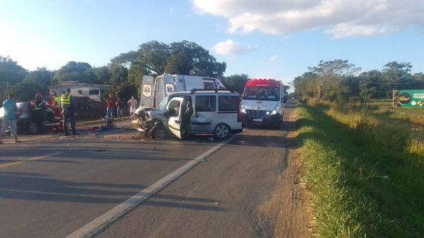 Acidente entre dois carros na tarde desta sexta-feira (9), no km 159, da BR 101, na altura de Bebedouro em Linhares
