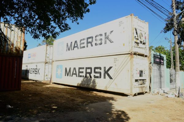 Contêineres empilhados em terreno em Bento Ferreira serão usados como depósito