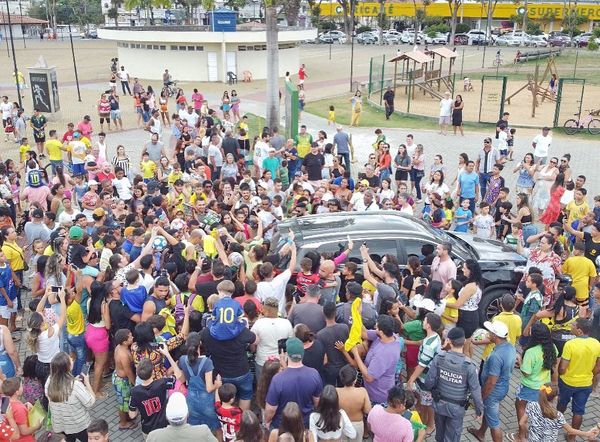 Nova Venécia homenageia Richarlison com painel de fotos