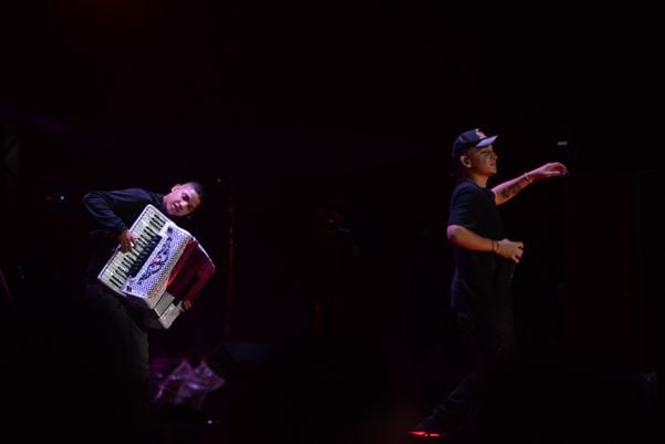 O cantor João Gomes faz sua estreia no Festival de Alegre por Alberto Borém