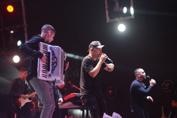 O cantor João Gomes faz sua estreia no Festival de Alegre por Alberto Borém