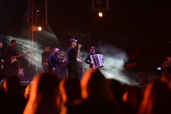 O cantor João Gomes faz sua estreia no Festival de Alegre por Alberto Borém