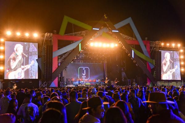 Primeira noite do Festival de Alegre é marcada por muito piseiro, sofrência e funk por Arthur Louzada