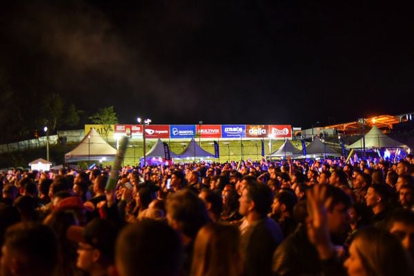 Primeira noite do Festival de Alegre é marcada por muito piseiro, sofrência e funk por Arthur Louzada