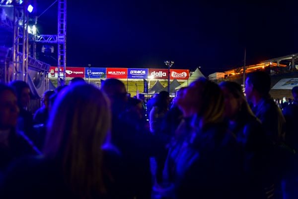 Primeira noite do Festival de Alegre é marcada por muito piseiro, sofrência e funk por Arthur Louzada