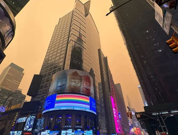 Times Square alaranjada por causa da fumaça que chegou em Nova York. Foto tirada na quarta-feira (7)