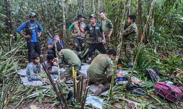 Crianças colombianas que sobreviveram a queda de avião são resgatadas