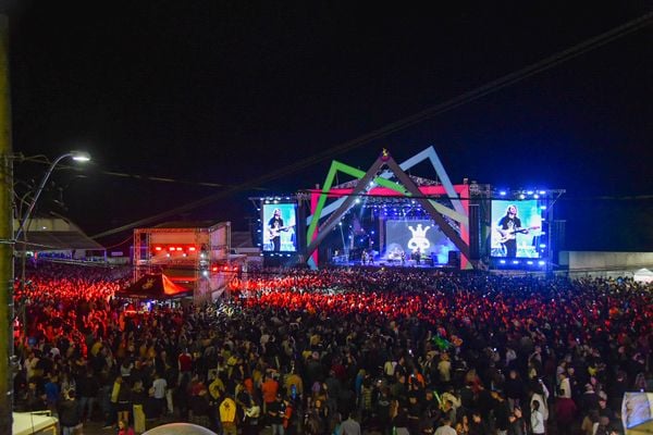 Capital Inicial canta sucessos de 40 anos de carreira no último dia do Festival de Alegre por Arthur Louzada