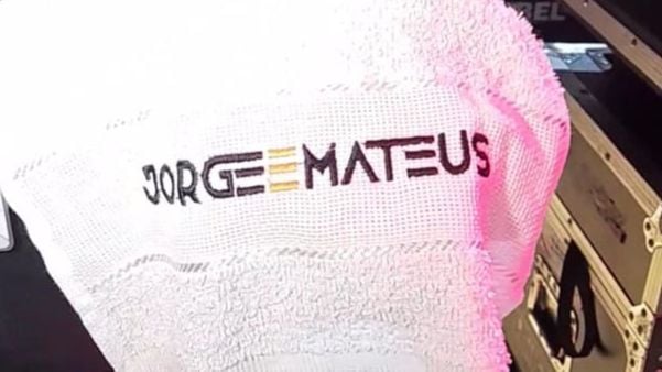 Jorge & Mateus distribuem mini toalhas para o público do Festival de Alegre