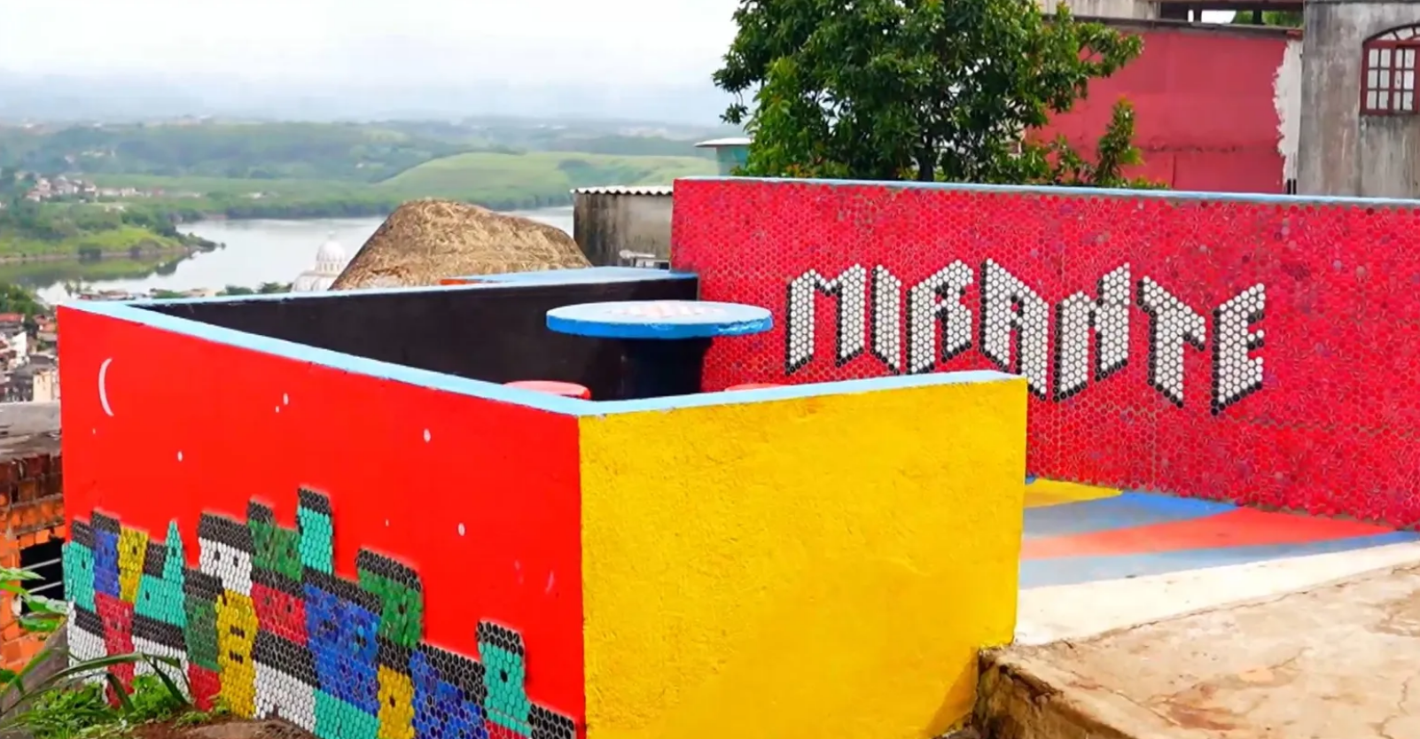 Moradores do Morro do Cabral se uniram para transformar o mirante, que agora é uma verdadeira obra de arte a céu aberto