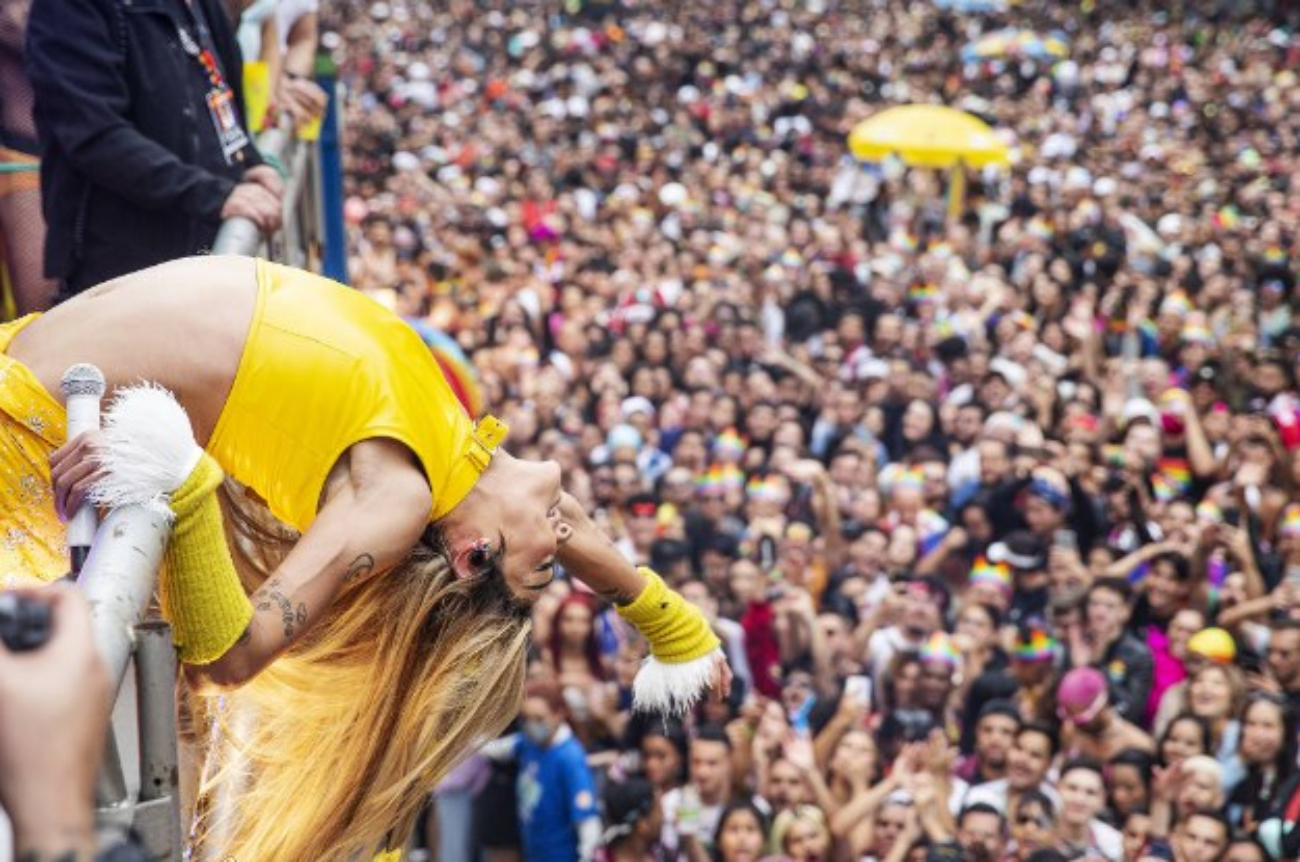 Drag queen foi um dos destaques da programação e cantou sequência hits no evento em São Paulo neste domingo
