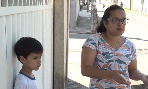 Gláucia Martins e o filho, Cauã, que estuda na rede municipal da Serra