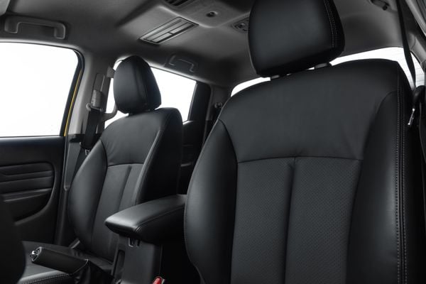 L200 Triton Savana traz revestimento em couro nos bancos por Mitsubishi/Divulgação