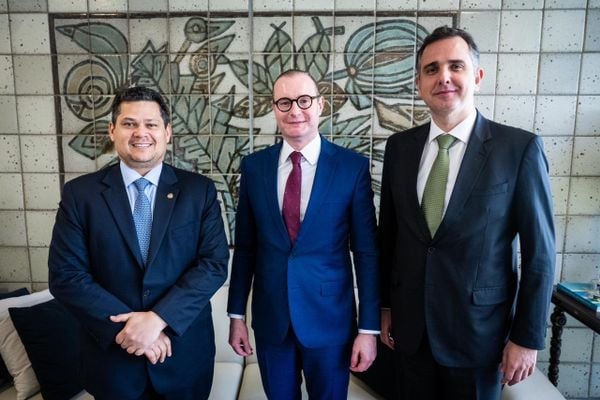 O advogado Cristiano Zanin (ao centro), candidato a vaga no STF, com os senadores Davi Alcolumbre (à esquerda) e Rodrigo Pacheco