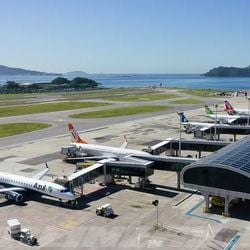 Prefeito do Rio de Janeiro voltou a cobrar do governo federal que operações no aeroporto do Centro do Rio sigam limitadas, o que impacta o Espírito Santo
