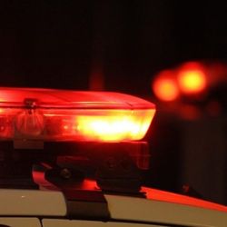 Segundo a Polícia Militar, suspeito tentou fugir, pulando o muro de uma casa vizinha, mas acabou sendo achado debaixo de uma escada