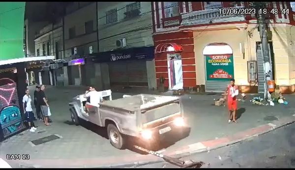 Câmeras de videomonitoramento flagraram momento em que homem derruba uma placa na Rua Sete, no Centro de Vitória