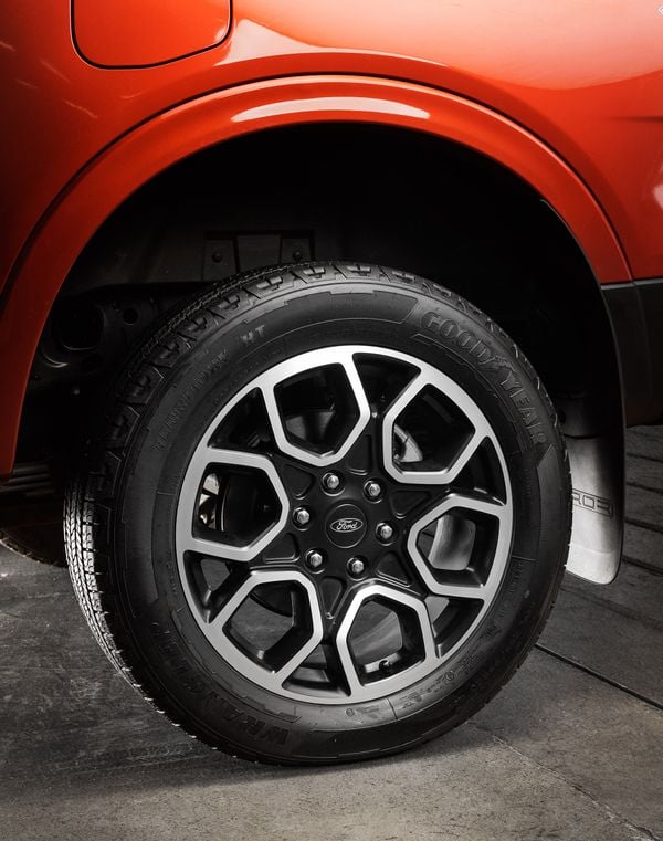 Picape tem rodas de 20” e tração 4x4 com recursos inteligentes por Ford/Divulgação