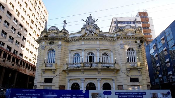 O tempo é implacável. O Carlos Gomes se deteriorou, como tudo que é exposto ao tempo. Hoje, não deixa de ser justo o incômodo da gente, quando passa e vê o belo teatro envelhecido, embrulhado em placas de metal