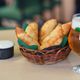 Pastéis e cerveja do brewpub Loveland Cerveja Artesanal, inaugurado na Praia da Costa, Vila Velha
