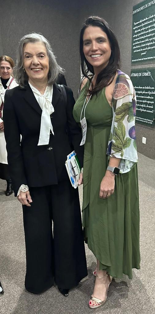 A ministra do STF Cármen Lúcia Antunes Rocha e a nossa promotora de Justição do MPES, Paula Pazolini