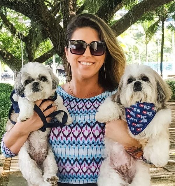 Ana Paula Porto, 40, contratou o serviço de plano de saúde pet para seus cachorrinhos Gubby e Ozzy