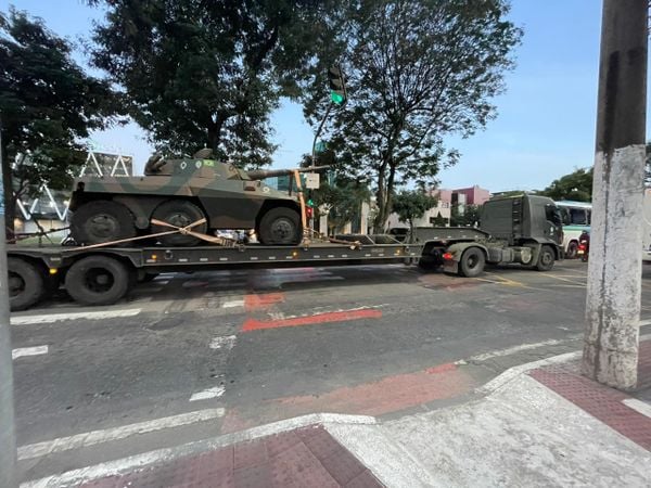 Blindados transitaram pela Avenida Américo Buaiz, perto do Shopping Vitória por Leitor | A Gazeta