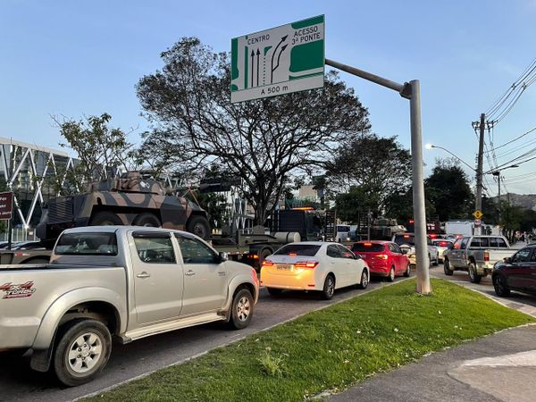 Blindados transitaram pela Avenida Américo Buaiz, perto do Shopping Vitória por Leitor | A Gazeta