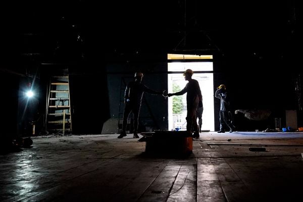 Início das obras de restauração do Teatro Carlos Gomes por Fernando Madeira