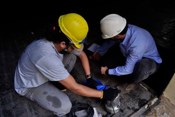 Início das obras de restauração do Teatro Carlos Gomes por Fernando Madeira