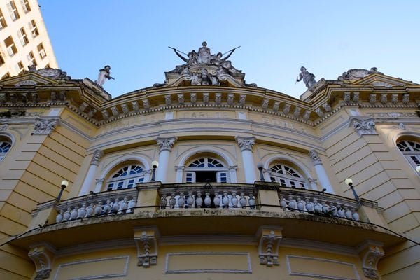 Início das obras de restauração do Teatro Carlos Gomes por Fernando Madeira