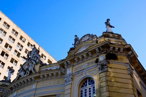 Início das obras de restauração do Teatro Carlos Gomes por Fernando Madeira