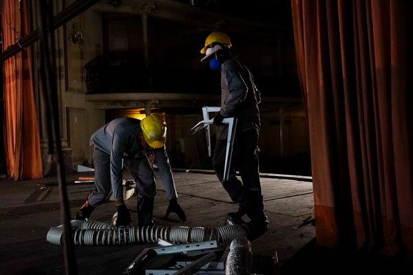 Início das obras de restauração do Teatro Carlos Gomes por Fernando Madeira