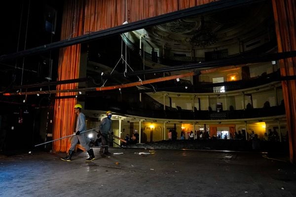 Início das obras de restauração do Teatro Carlos Gomes por Fernando Madeira