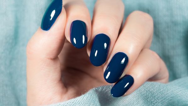 Profissionais de beleza, que aplicam diariamente, correm mais riscos e devem verificar se os produtos que usam são seguros