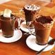 Chocolate quente cremoso servido no Café Reigtyba, em Anchieta