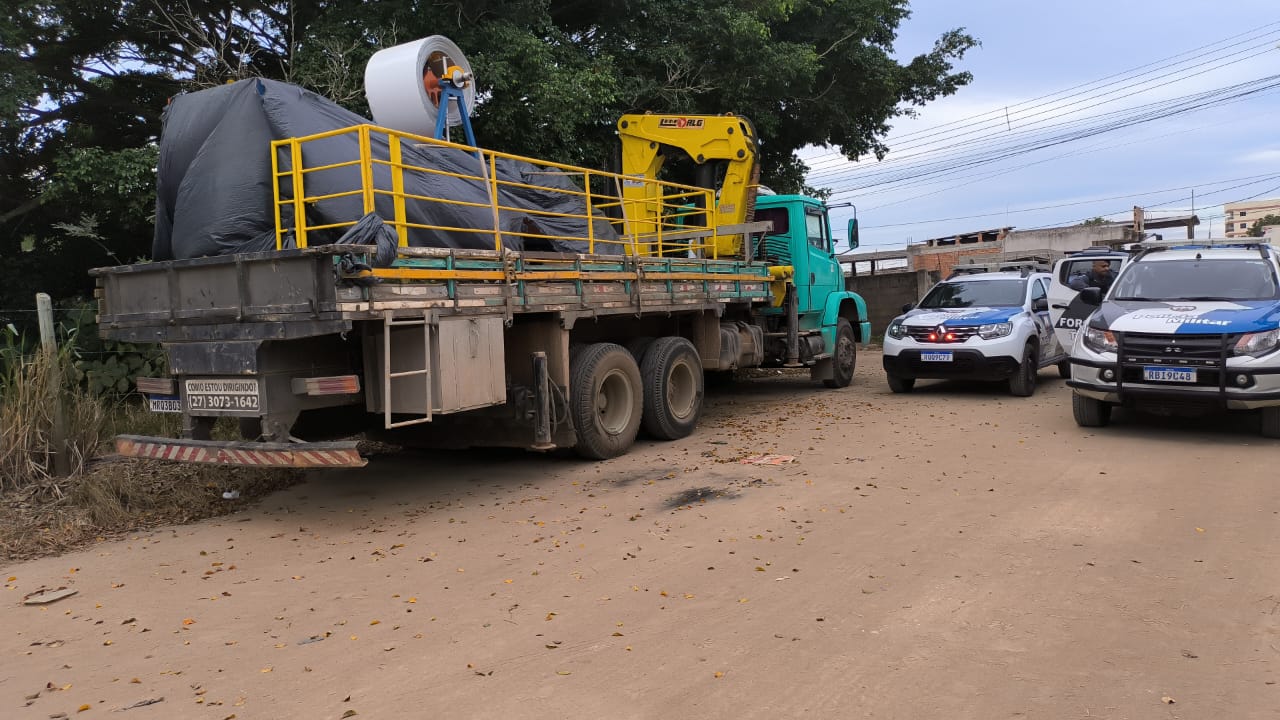 Veículo foi levado na madrugada desta sexta-feira (16), do pátio de um supermercado em construção, em Jacaraípe; ninguém foi preso