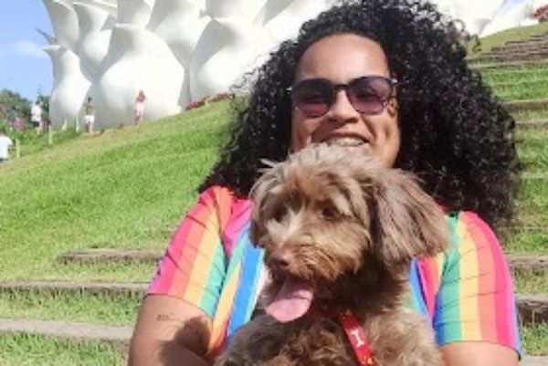 Pâmela dos Santos Pinto, 37, com sua cachorrinha Kiara