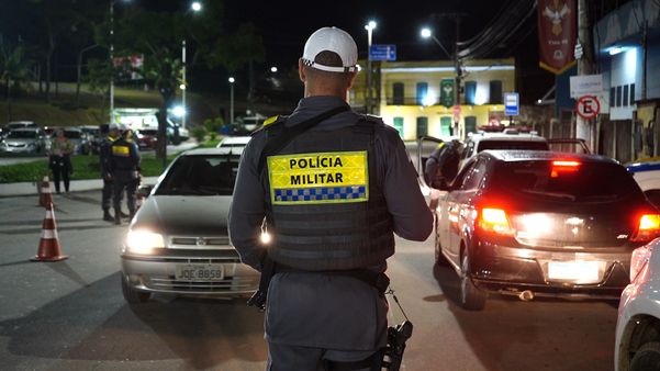 Policiais militares durante trabalho na blitz da Lei Seca em Viana 