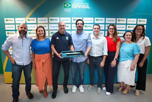 Representantes do COB e da Viação Águia Branca