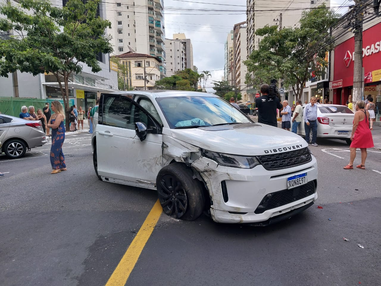 G1 - Motorista bate no carro da polícia e atropela militar na Grande  Vitória - notícias em Espírito Santo